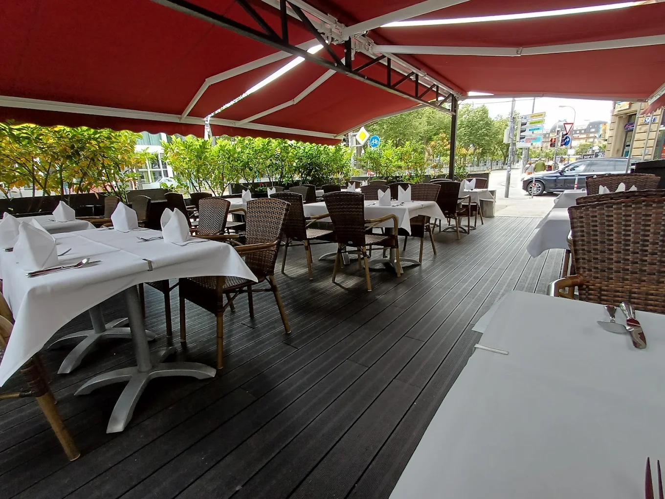 Sonnenterrasse des Taj Tandoori Mannheim mit roten Markisen