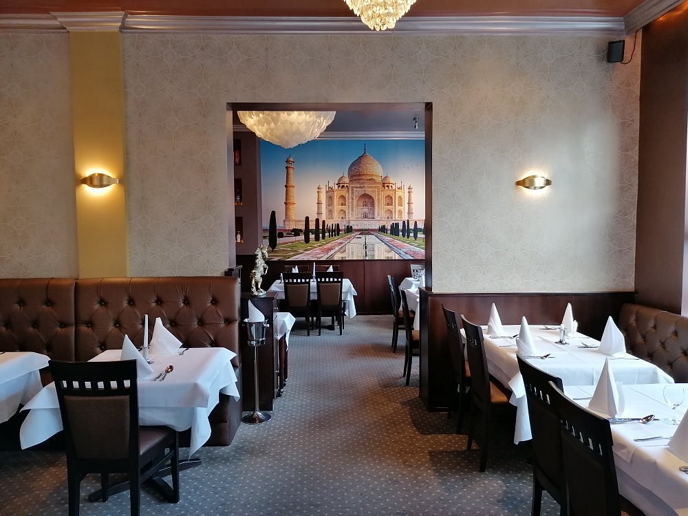 Eleganter Gastraum im Taj Tandoori Mannheim mit Taj-Mahal-Wandbild